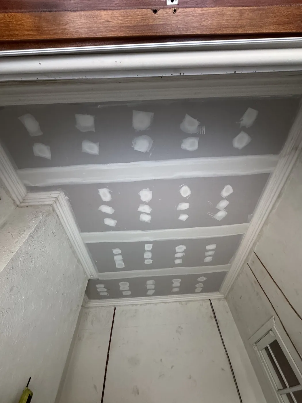 Narrow Mount Lawley room with flushed ceiling joins and cornice